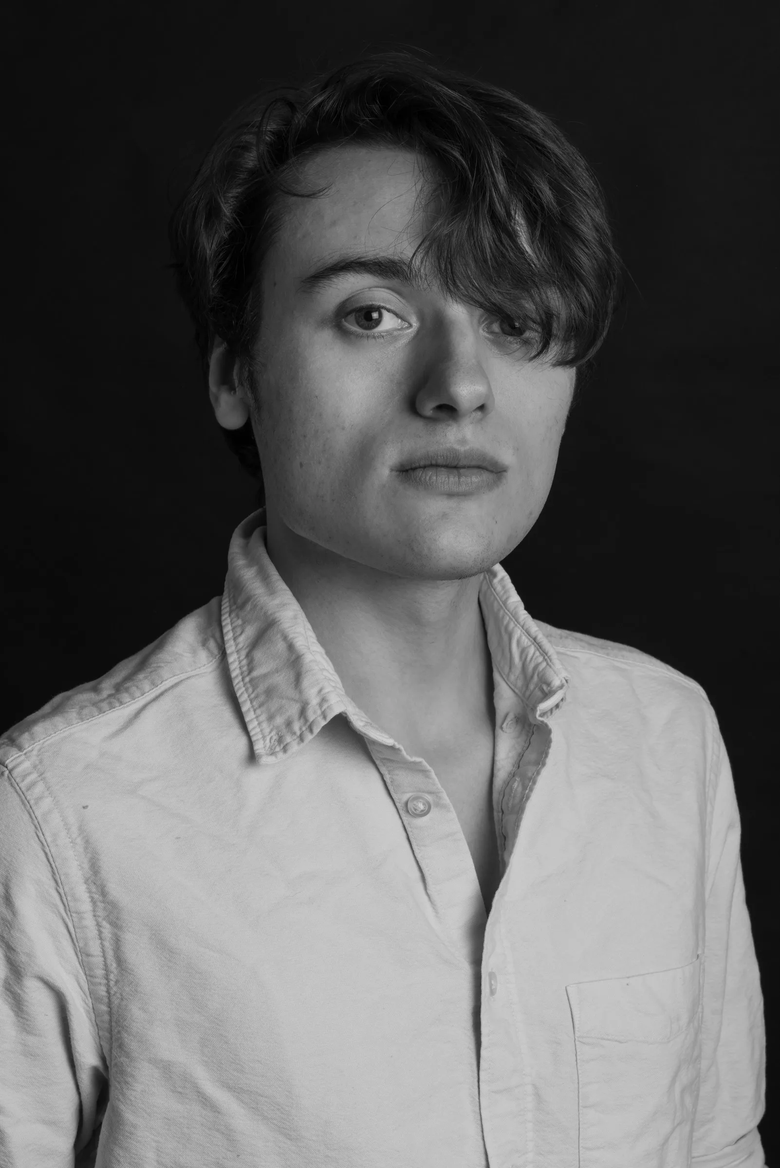 Portrait en studio, lumière douce, noir et blanc