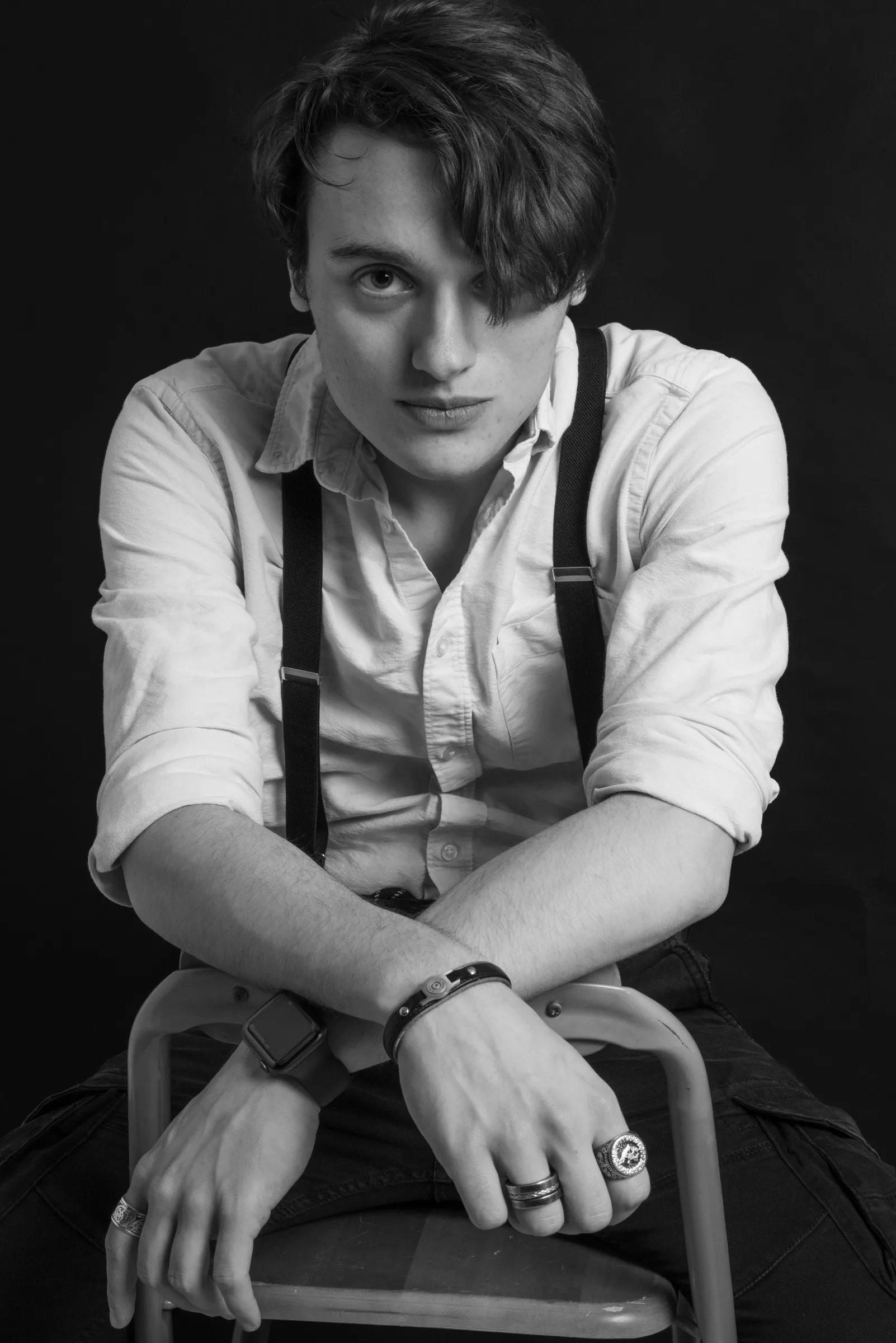 Portrait assis en studio, noir et blanc