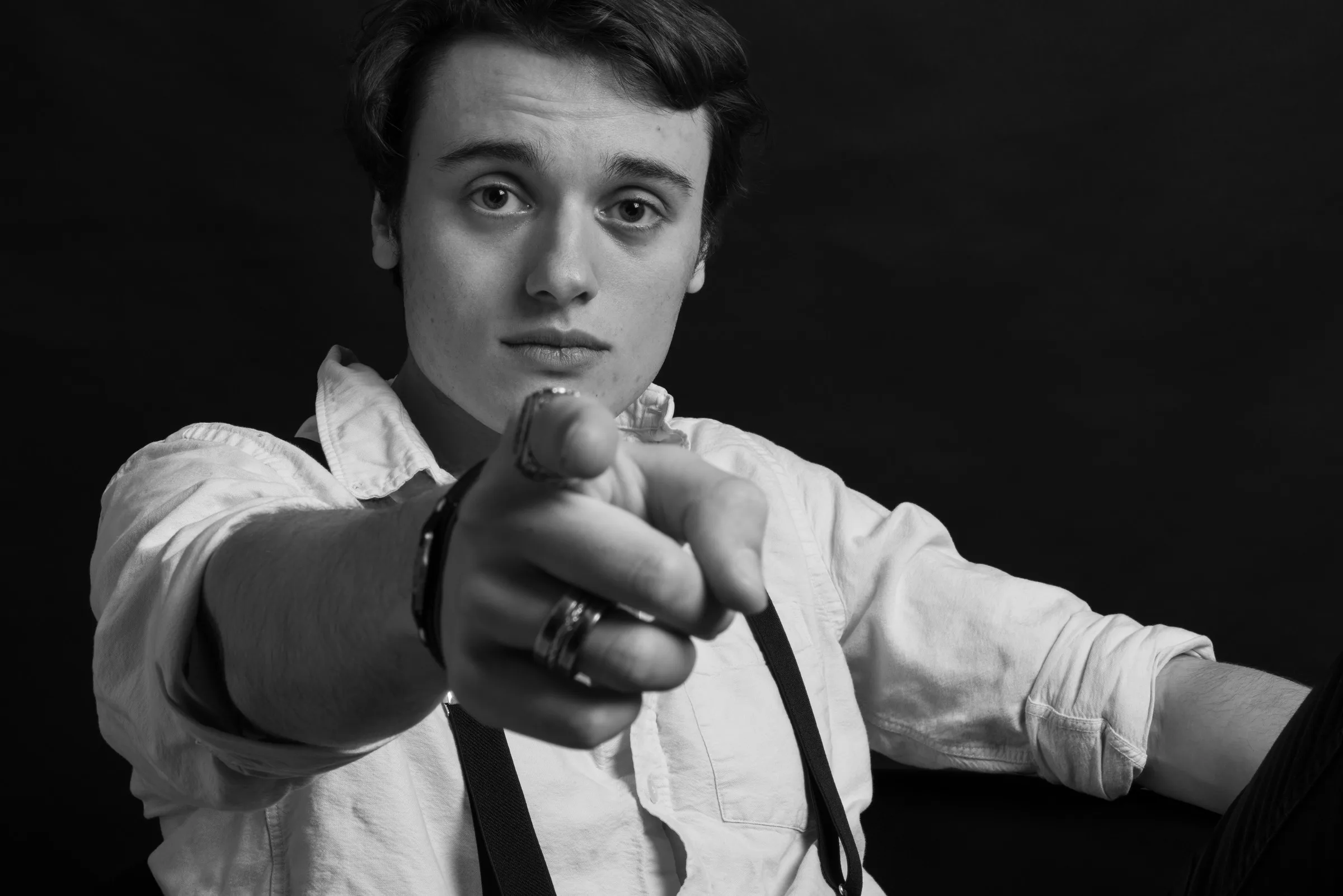 Portrait en studio, geste vers l'objectif