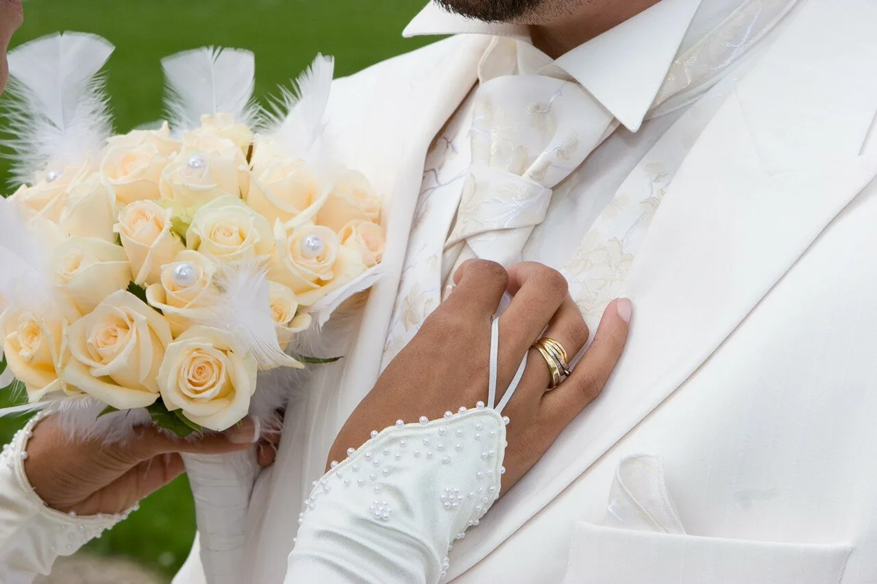 Bouquet et chemisier blanc