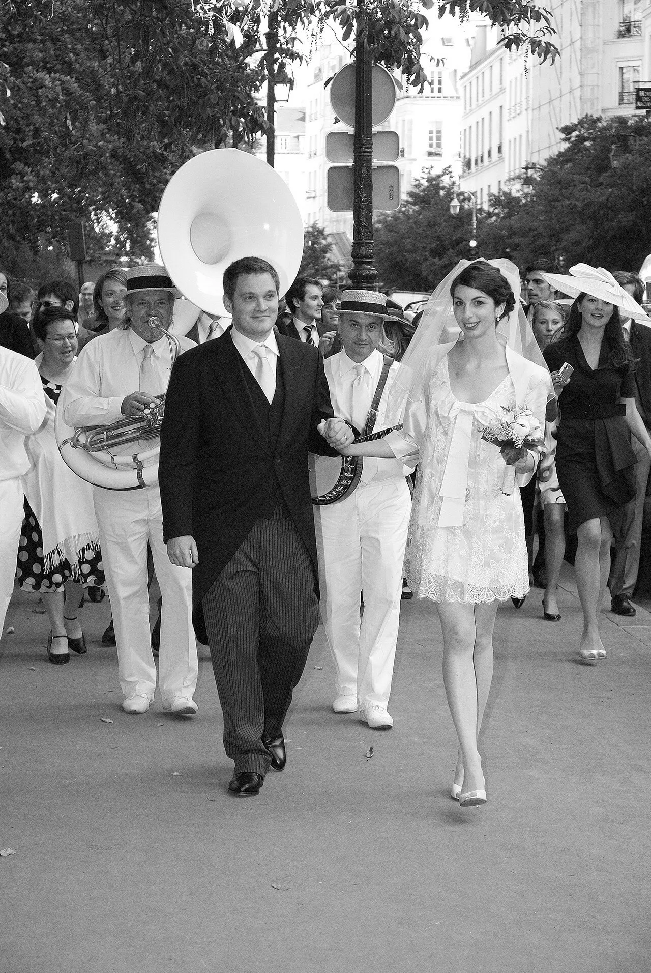 Cortège et fanfare dans la rue