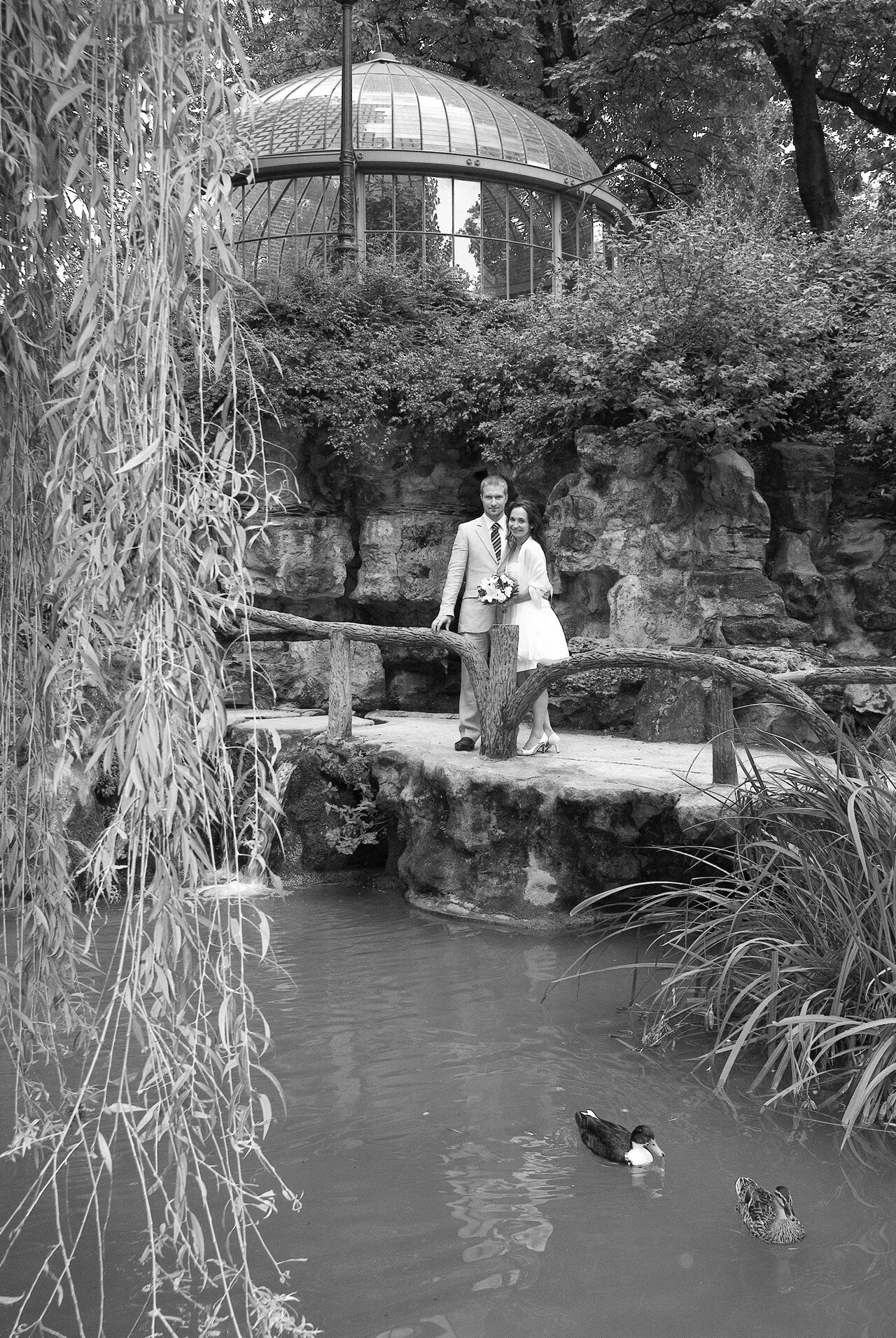 Les mariés dans un parc, au milieu des rocailles